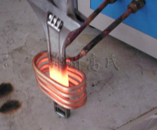 超音頻感應(yīng)加熱設(shè)備對扳手進(jìn)行淬火熱處理