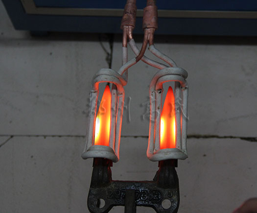 高頻淬火機(jī)對收割機(jī)刀片進(jìn)行淬火熱處理