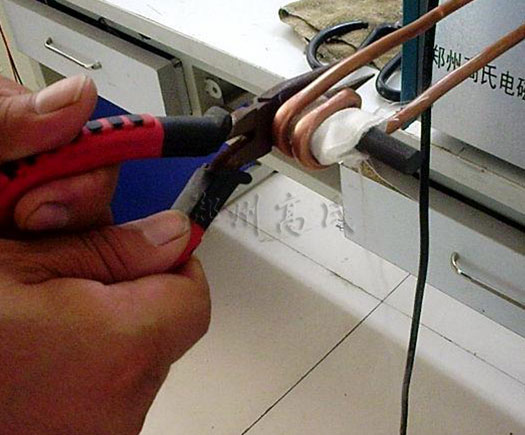 鉗子刃口淬火，高頻淬火機(jī)效果杠杠的